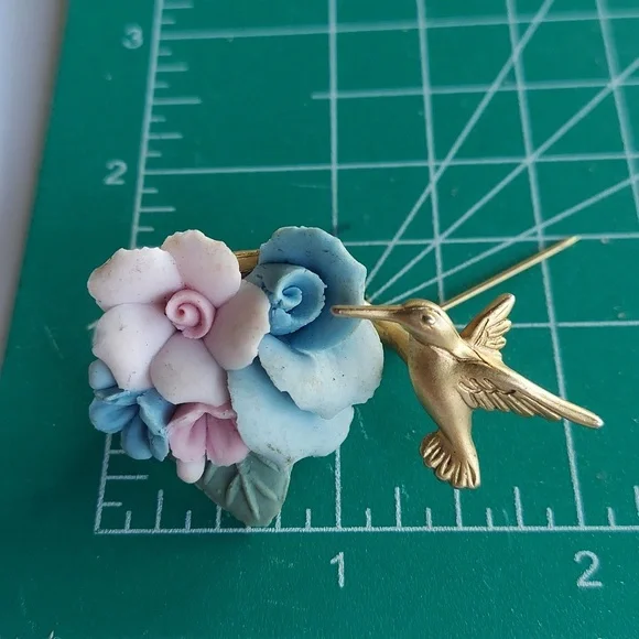 P0062 Vintage Signed AJC Goldtone Hummingbird with Flowers Brooch Pin - Picture 6 of 12